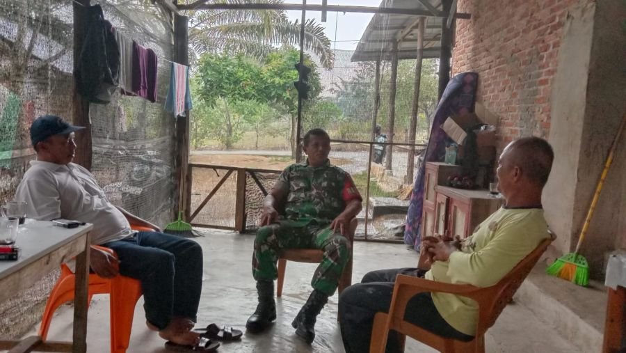 Komsos Bersama Warga, Babinsa Rantau Panjang Perkuat Pencegahan Karhutla
