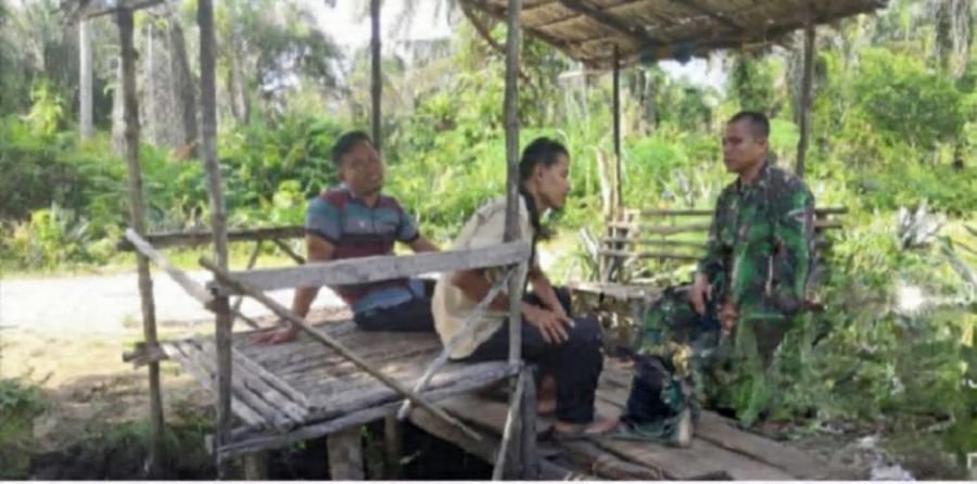 Komsos Bersama Warga Benteng, Babinsa 07/Reteh Dorong Kepedulian Cegah Kebakaran Lahan