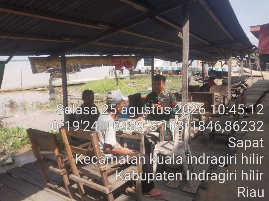Komsos dan Monitoring SDM, Babinsa 04/Kuindra Jaga Keamanan Wilayah Kelurahan Sapat