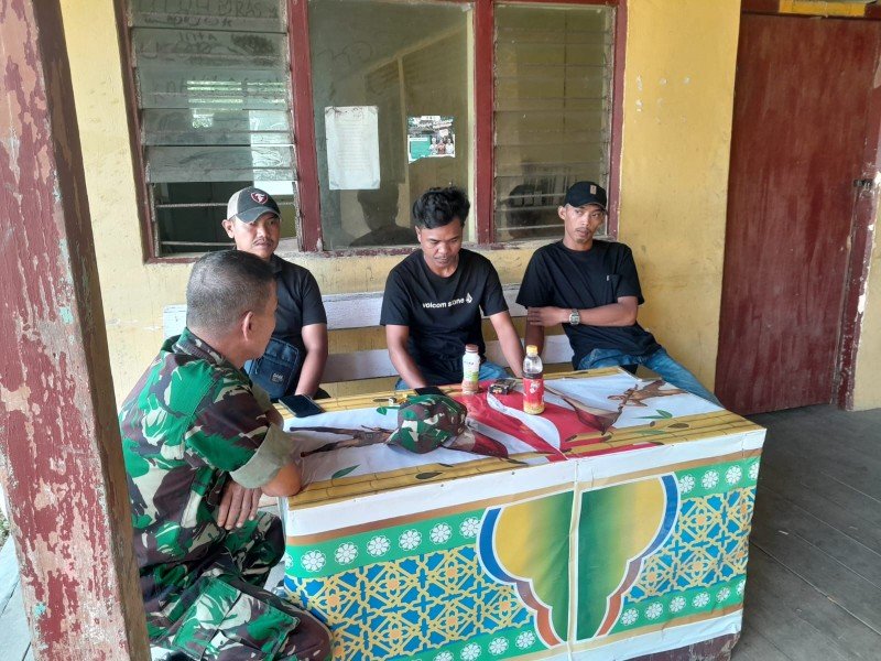 Komsos dan Pengawasan SDM, Babinsa 07/Reteh Ajak Pemuda Jaga Lingkungan dari Karhutla