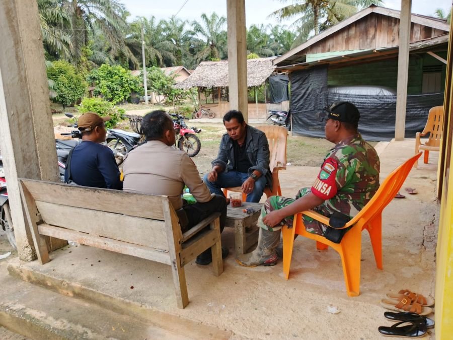 Komsos dan Pengawasan SDM, Babinsa 09/Kemuning Jaga Kamtibmas di Desa Sekayan