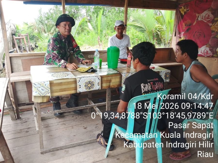 Komsos dan Pengawasan SDM, Babinsa 04/Kuindra Ajak Warga Kuala Indragiri Jaga Kebersamaan
