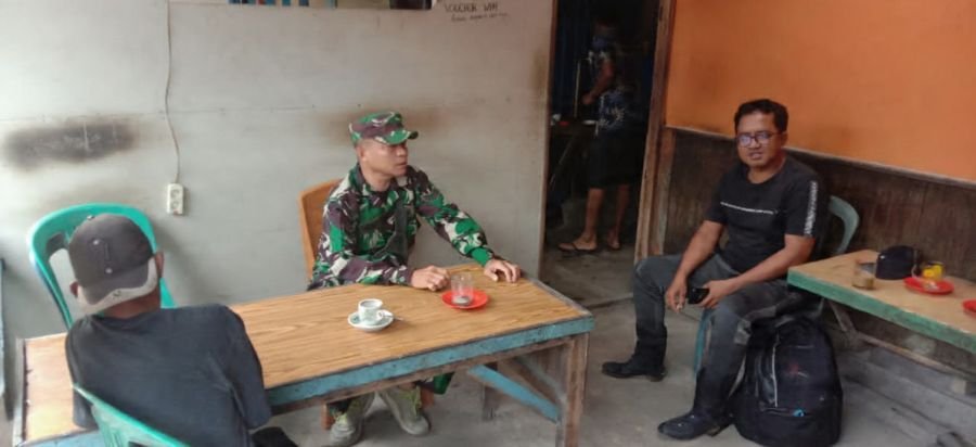 Komsos dan Pengawasan SDM, Upaya Babinsa Koramil 07/Reteh Jaga Wilayah Tetap Kondusif