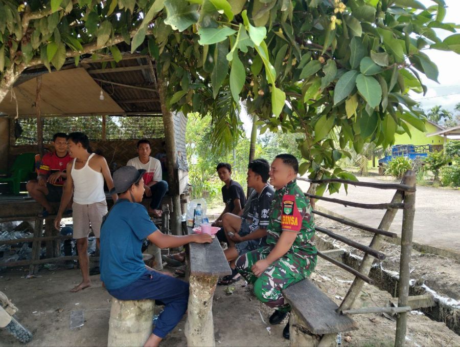 Komsos Danpos Bandar Petalangan Koramil 03/Bunut Perkuat Sinergi Warga Jaga Kondusivitas Desa