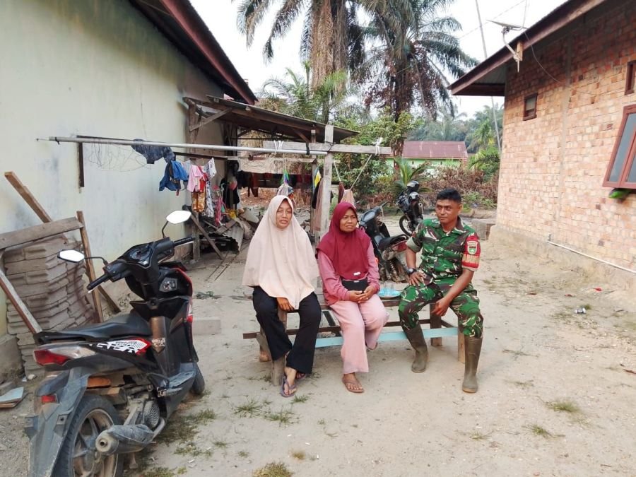Komsos Dengan Ibu Ibu, Babinsa Edukasi Terkait Kamtibmas Di Desa Binaan