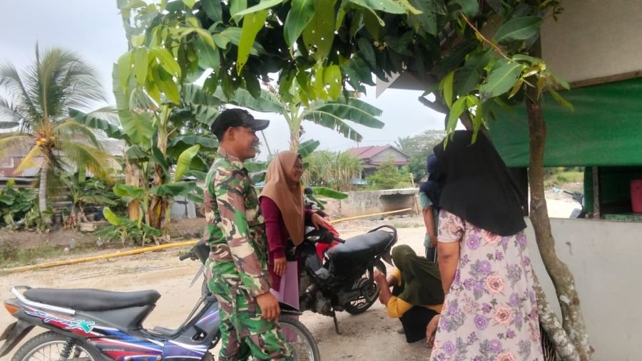 Komsos dengan Ibu-Ibu, Serda Suirwansah Serap Informasi Warga Rumbai Jaya