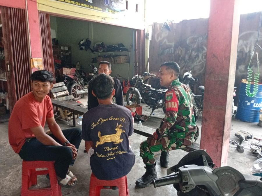 Komsos dengan Pemuda, Babinsa Koramil 08/Rumbai Barat Ajak Jaga Kekompakan dan Lingkungan