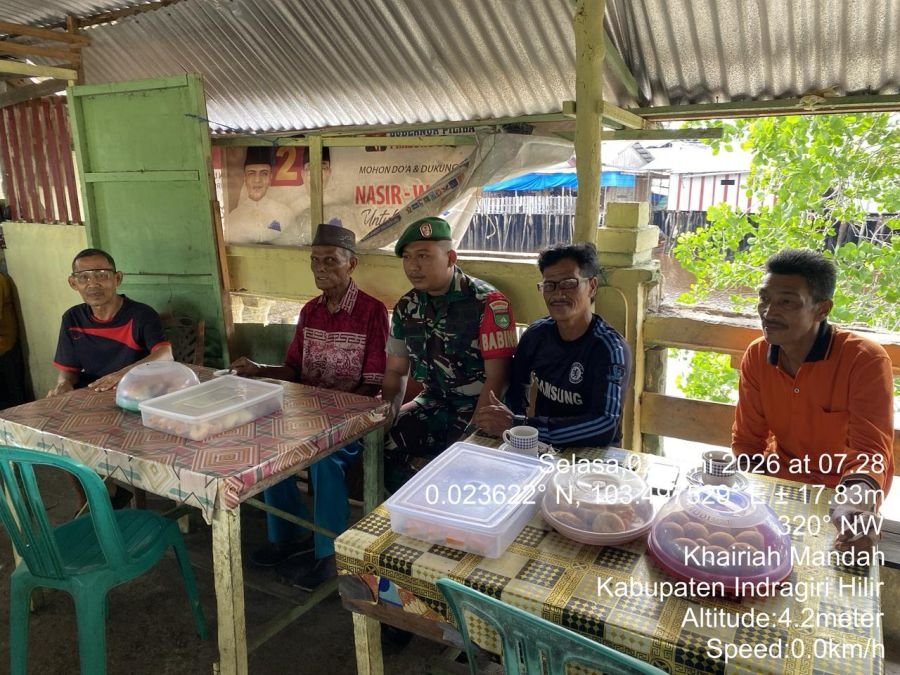 KOMSOS DENGAN WARGA,  BABINSA KORAMIL 08/MANDAH JUGA RUTIN PANTAU WILAYAH BINAAN