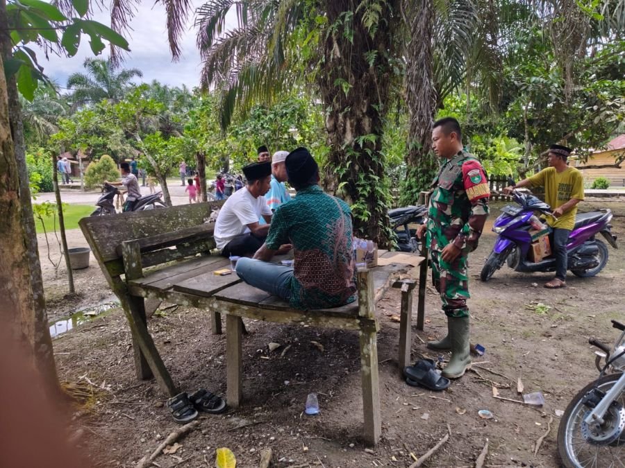 Komsos Dengan Warga, Babinsa Koramil juga Rutin Pantau Wilayah Binaan