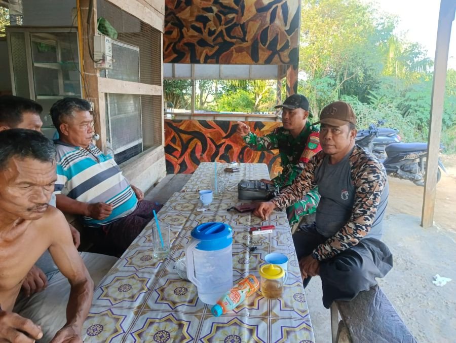 Komsos Dengan Warga, Babinsa Koramil 05/KAMPAR KIRI juga Rutin Pantau Wilayah Binaan