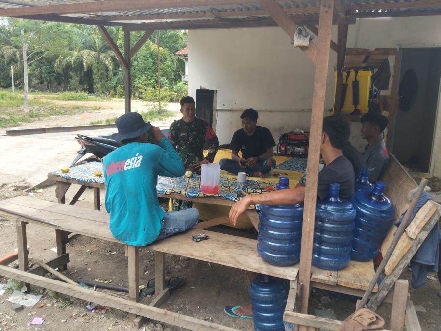 Komsos Dengan Warga, Babinsa Desa Sialang Rutin Pantau Wilayah Binaan