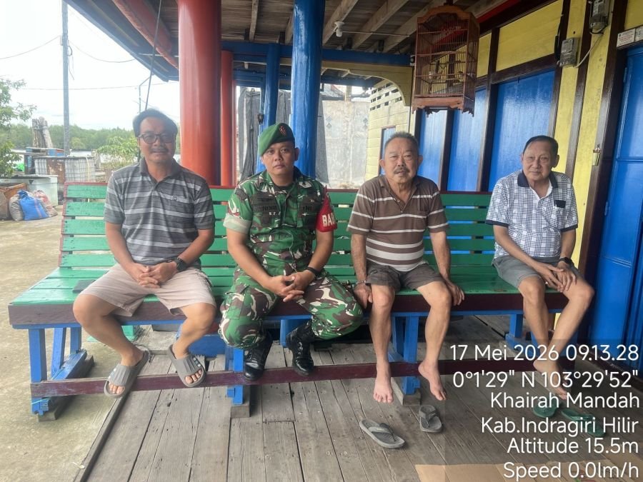 Komsos Dengan Warga, Babinsa Koramil 08/Mndah  Rutin Pantau Wilayah Binaan
