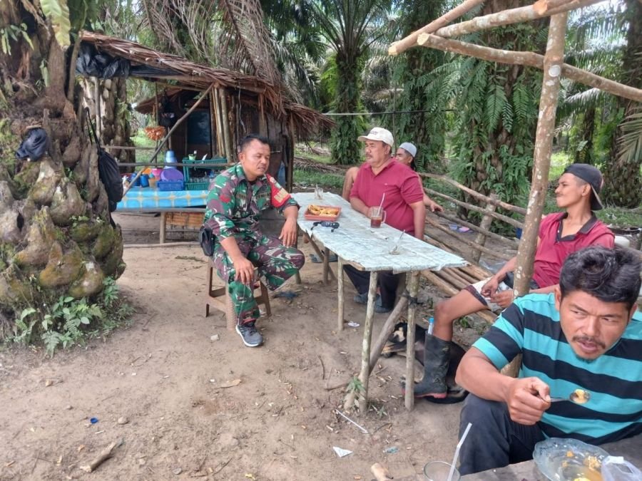 Komsos di Akhir Pekan, Koptu Irwan Pererat Silaturahmi Bersama Warga Desa Pulau Busuk