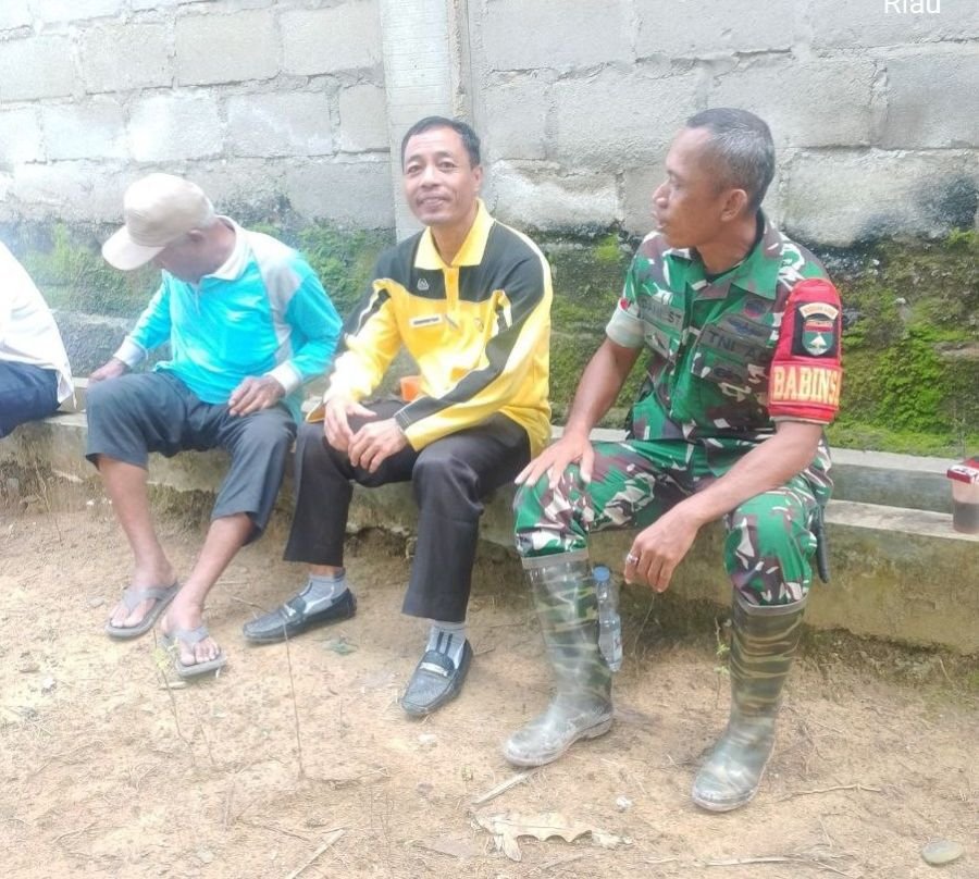 Komsos di Desa Binaan, Babinsa Koramil 0321-03/Bgs Rohil Dorong Nilai Kebersamaan dan Persatuan 