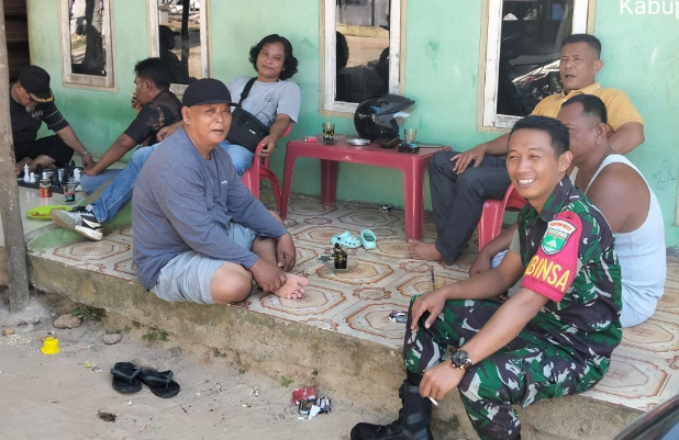 Komsos di Desa Binaan Babinsa Koramil 0321-03/Bgs Rohil Ingatkan Kekompakan Menjaga Keamanan