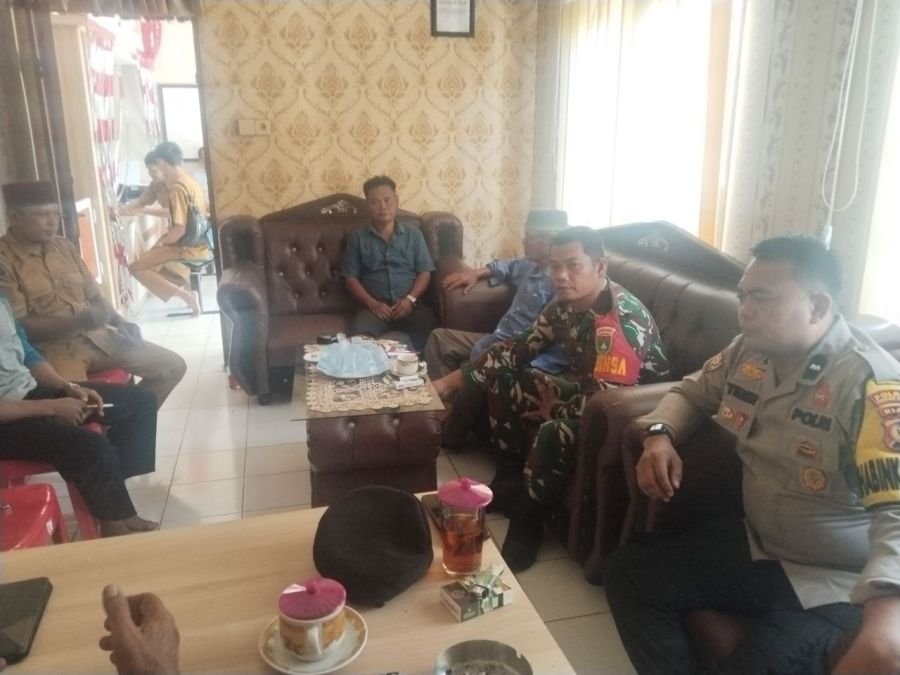 Komsos di Desa Giti, Babinsa Serda Yuliandi Ingatkan Pentingnya Koordinasi Keamanan