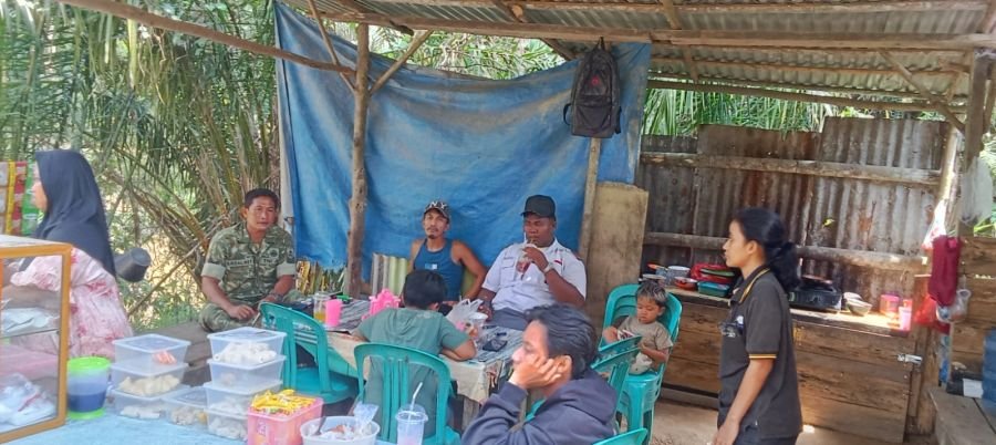 Komsos di Desa Keritang Hulu, Babinsa Koramil 09/Kemuning Serap Informasi Wilayah