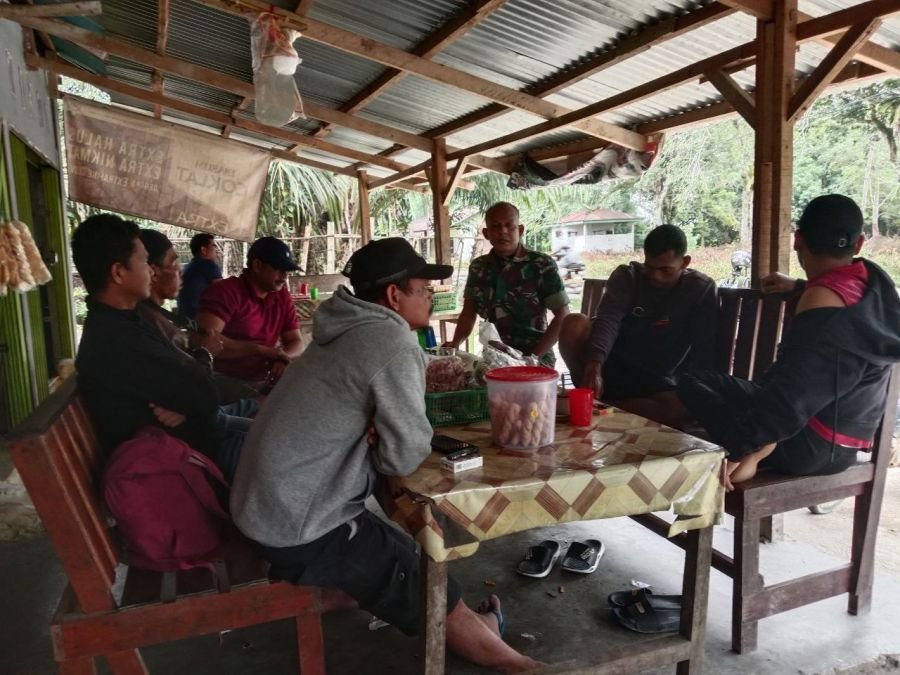 Komsos di Gunung Kesiangan Babinsa Koramil 02/KT Perkuat kedekatan dengan warga