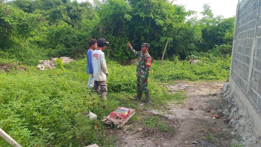 Komsos di Jalan Pesisir, Babinsa Ingatkan Warga Waspadai Karhutla
