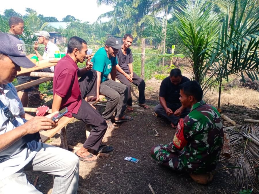 Komsos di Kampung Pancasila, Babinsa Koramil 06/Merbau Perkuat Persatuan dan Kebersamaan Masyarakat