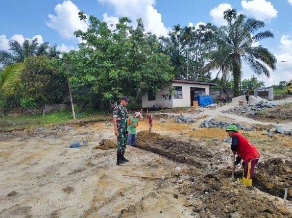 Babinsa Pekanbaru Komsos di Kelurahan Pesisir Perkuat Kerja Sama dan Stabilitas Wilayah