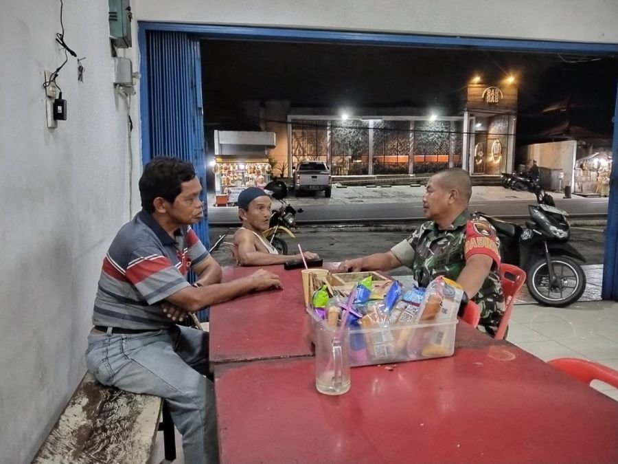 Komsos di Kelurahan Sago, Babinsa Ajak Warga Bersama Jaga Kamtibmas