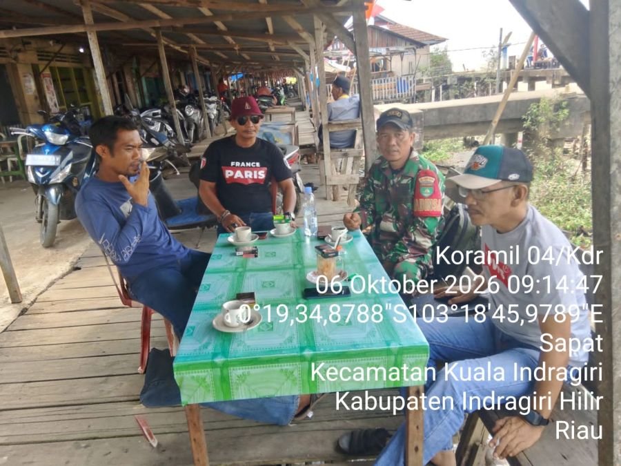 Komsos di Kelurahan Sapat, Babinsa  04/Kuindra Pantau Keamanan dan Kembangkan SDM Warga