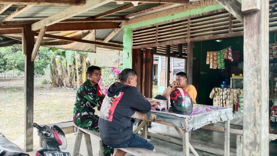 Komsos di Koto Taluk, Babinsa Koramil 02/KT Perkuat Komunikasi dengan Warga