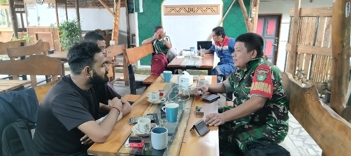 Komsos di Maharani, Babinsa Koramil 08/Rumbai Barat Ajak Warga Jaga Keamanan dan Kerukunan