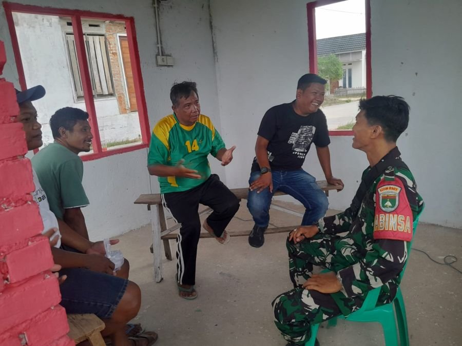 Komsos di Muara Fajar Timur, Babinsa Dorong Warga Peduli Keamanan dan Kebersihan Lingkungan
