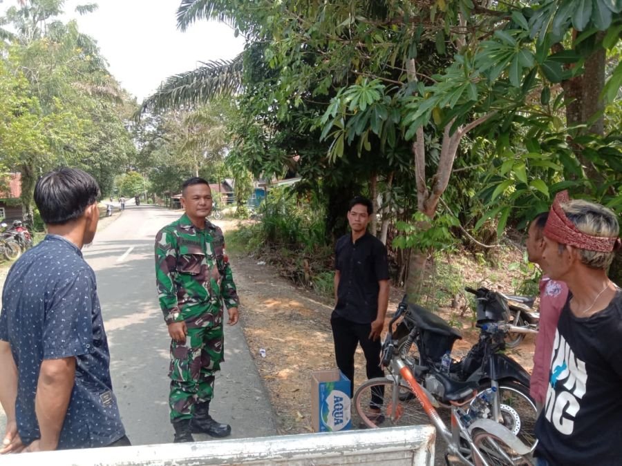Komsos di Mumpa, Sertu Pardamaean Perkuat Peran Warga Jaga Keamanan