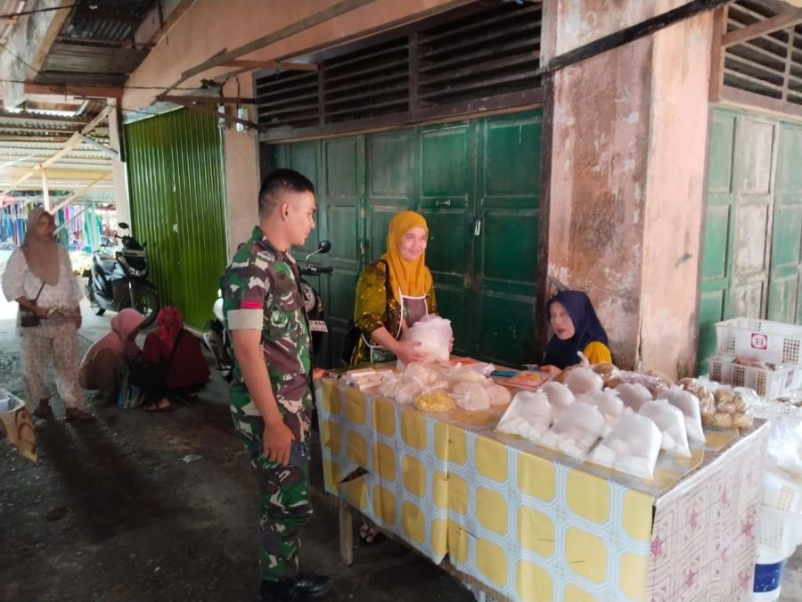Komsos di Pasar Baru Baserah, Babinsa Ramil 07/KH Serap Aspirasi Pedagang Secara Langsung