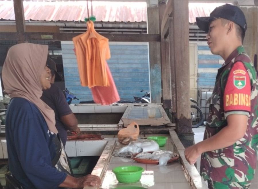 Komsos di Pasar Induk, Babinsa Serap Informasi Hasil Laut