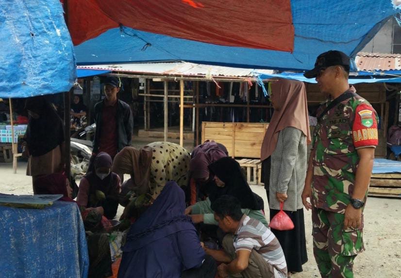 Komsos di Pasar Kayu Jati, Serda Ronald Manalu Babinsa 01/Tembilahan Soroti Harga dan Keamanan
