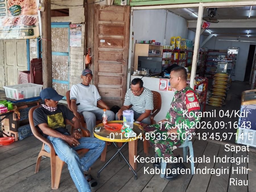 Komsos di Pasar Sapat, Serda Erwin Savitri Pererat Silaturahmi dengan Masyarakat