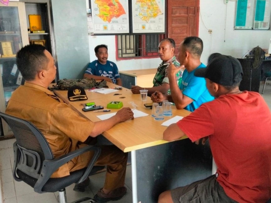 KOMSOS DI PEKAITAN, BABINSA BANGKO DAN APARATUR DESA BAHAS KEAMANAN SERTA ANTISIPASI PENYAKIT