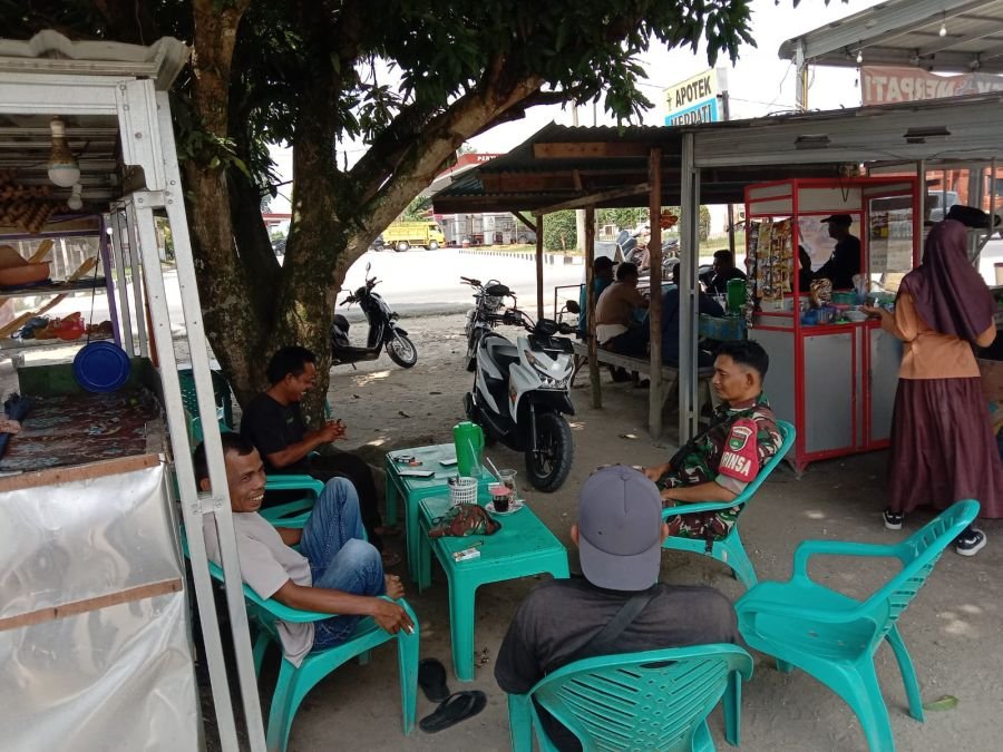 Komsos di Pekan Tebih, Babinsa Ingatkan Warga Tak Mudah Terprovokasi