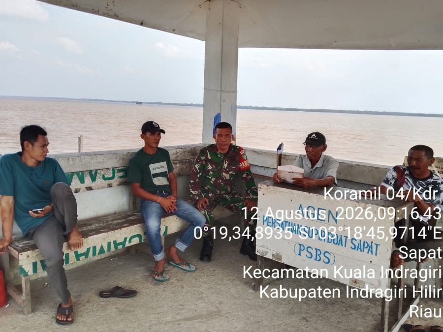 Komsos Di Pelabuhan Sapat, Babinsa 04/Kuindra Perkuat Rasa Kebersamaan Dengan Masyarakat