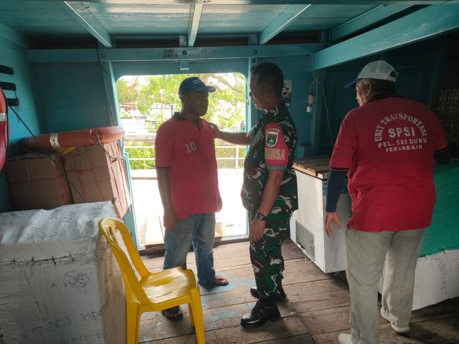 Komsos di Pelabuhan Sei Duku, Babinsa Perkuat Sinergi Ciptakan Lingkungan Aman dan Bersih