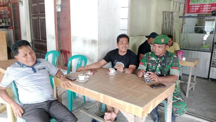 Komsos di Pulau Godang Kari, Babinsa Dorong Warga Jaga Kondusivitas