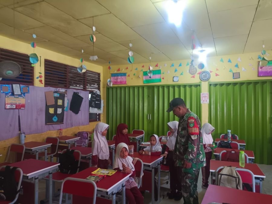 Komsos di Sekolah, Babinsa 03/Tpl Pastikan MBG Diterima Siswa SDN 001