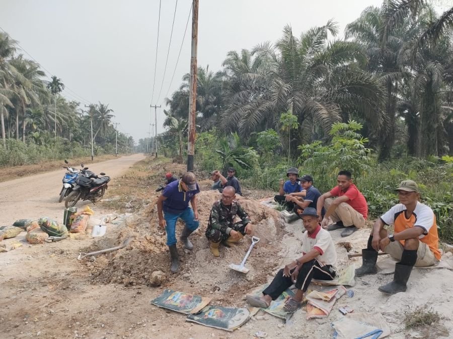 Komsos di Tengah Gotong Royong, Babinsa 03/Tpl Perkuat Kepedulian Warga