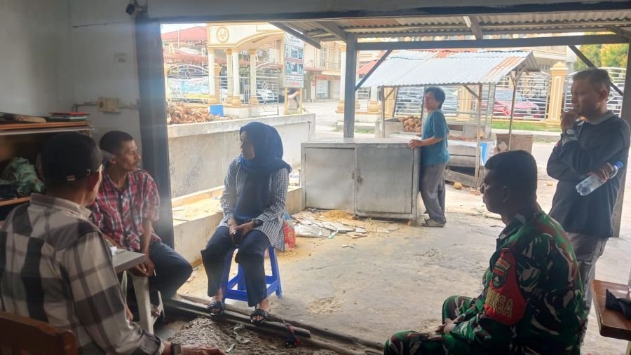 Komsos di Tengah Warga, Babinsa Sumahilang Sosialisasikan Program Perlindungan Sosial