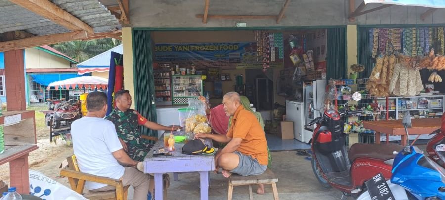 Komsos di warung, Babinsa Koramil 09 Singingi Pererat Hubungan TNI-Rakyat