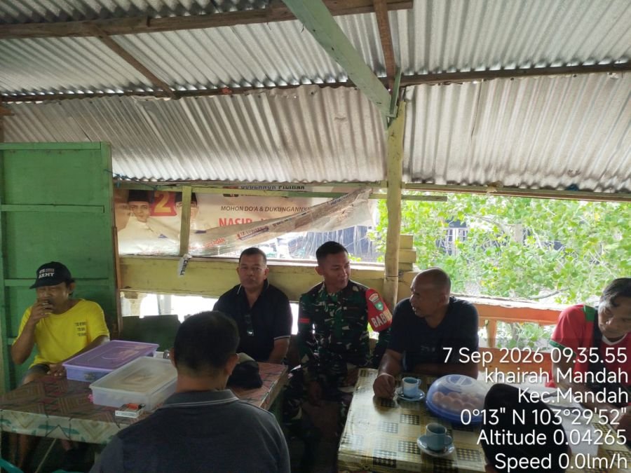 KOMSOS DI WARUNG KOPI, BABINSA RAMIL 08/MANDAH BINCANG SANTAI BERSAMA WARGA