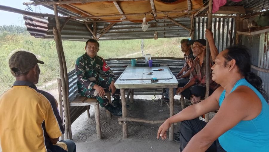 Komsos di Warung Kopi, Babinsa Rumbai Barat Ajak Warga Tingkatkan Kewaspadaan Karhutla