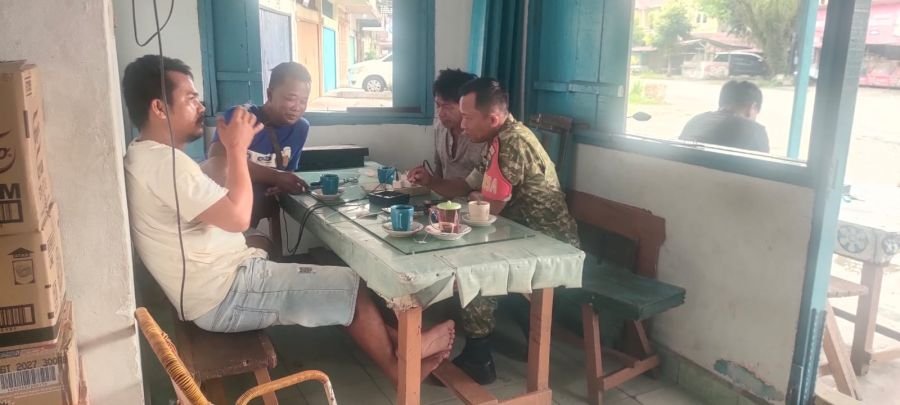 Komsos di Warung PPKM, Babinsa Koramil 04/Lph Ajak Warga Jangan Abai dengan Keamanan Lingkungan
