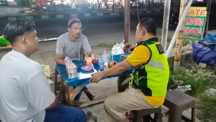 Komsos Hingga Larut Malam, Babinsa Sukajadi Perkuat Sinergi dengan Pedagang dan Warga