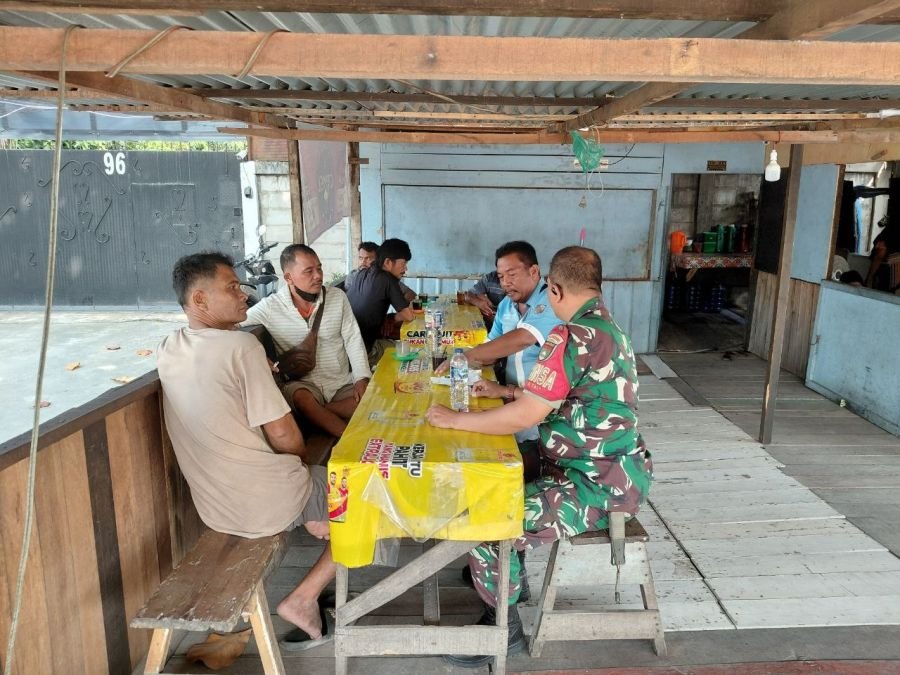 Komsos Humanis, Babinsa Air Hitam Perkuat Kedekatan dengan Warga