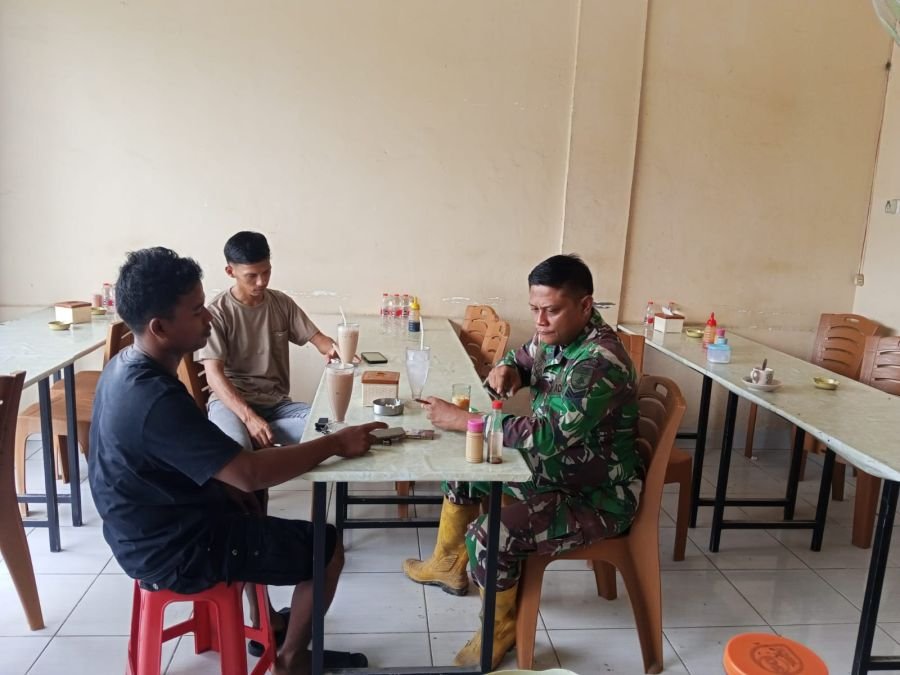 Komsos Humanis Babinsa Koramil 03/Sungai Sembilan Perkuat Kemanunggalan TNI dengan Masyarakat*